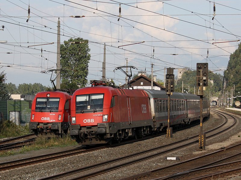 Die 1216 003 wartet am 19.09.2009 in Brixlegg auf Gleis 1 wehrend die 1116 048 mit ihrem EC auf Gleis 2 Durchfhrt. 