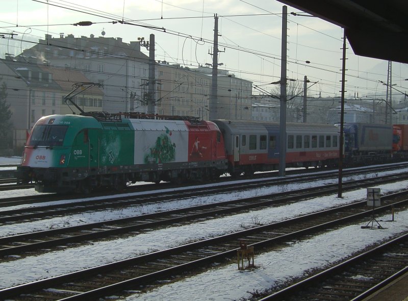 Die 1216 004 EM Italien am 05.01.2008 mit einer RoLa in Salzburg HBF. 