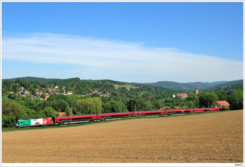 Die 1216 004 kam als SLP 95739 retour vom Brenner und schob die RJ-Garnitur nach Wien/Penzing. Hofstatt, 8.5.2009.