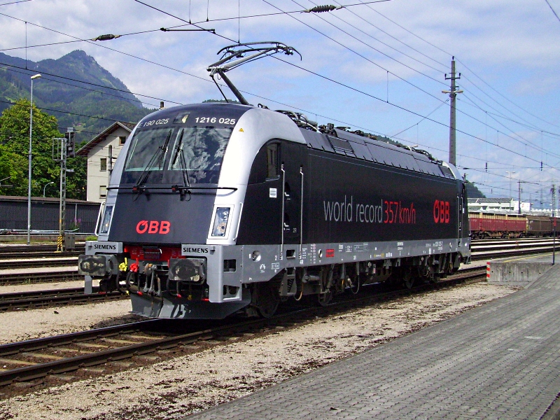 Die 1216 025  world record  war / ist heute den ganzen Tag in Bludenz zu Vorfhrzwecken im Bludenzer Bahnhof unterwegs. ( Bahnfest am 13.6.2009 ).

Lg
