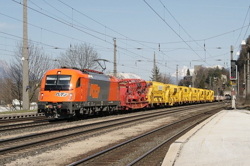 Die 1216 901 war am 30.03.08 mit einem Schlackezug unterwegs Richtung Innsbruck. Das Bild entstand in Brixlegg