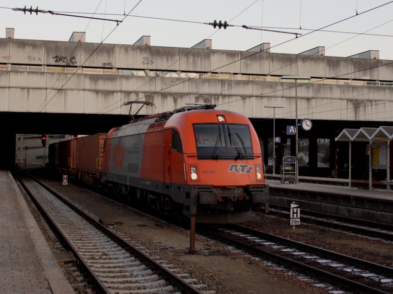 Die 1216 902 von RTS am 30.12.2008  mit einem Containerzug bei der Durchfahrt in Passau Hbf. 