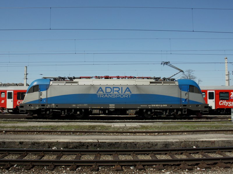 Die 1216 922 von ADRIA Transport am 28.03.2009 bei einer Rangierfahrt in Salzburg Hbf. 