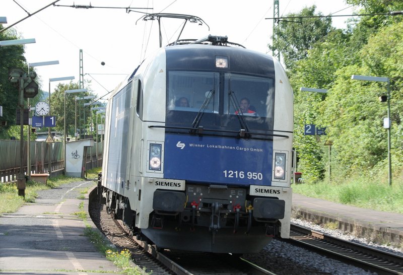Die 1216 950 der Wiener Lokalbahnen Cargo GmbH zieht ihren Gterzug durch Erpel am 16.07.2009