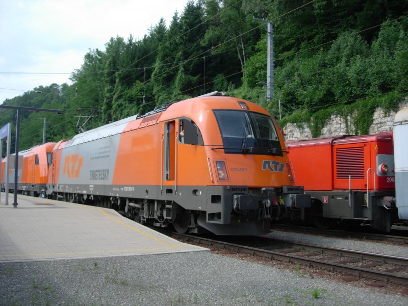 Die 1216.901 fhrt einen RTS Lokzug nach Graz an. Bei der Ausfahrt aus Leoben
