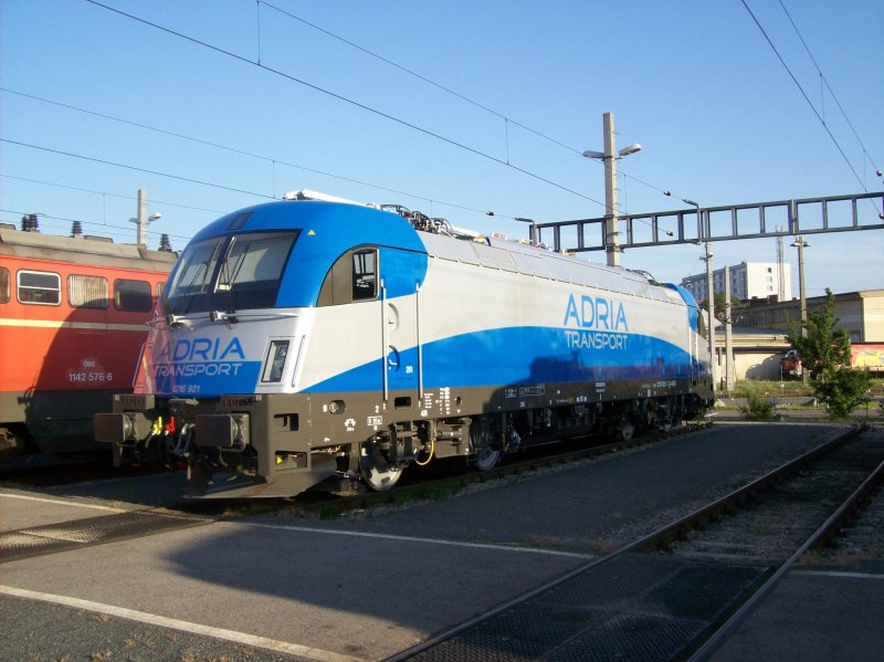 Die 1216.921-7 der GKB - ADRIA Transport im Bereich des Linzer HbF am 30.06.2008.