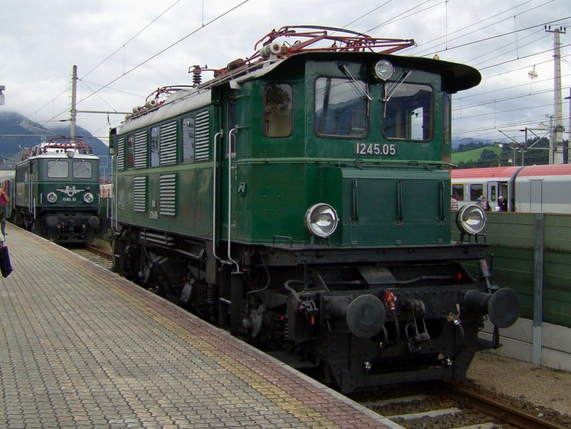 Die 1245 005 und die 1040 001 am 23.08.2008 ausgestellt in Wrgl Hbf anlsslich 150 Jahre Eisenbahnen in Tirol. 