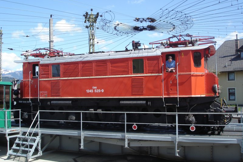 Die 1245.525 auf der Drehscheibe in Knittelfeld am 02.05.2008