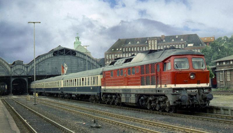 Die 132002 der DR (232) in Lbeck Hbf, vor einem ausfahrbereiten Schnellzug nach Rostock. Aufn. 1982.