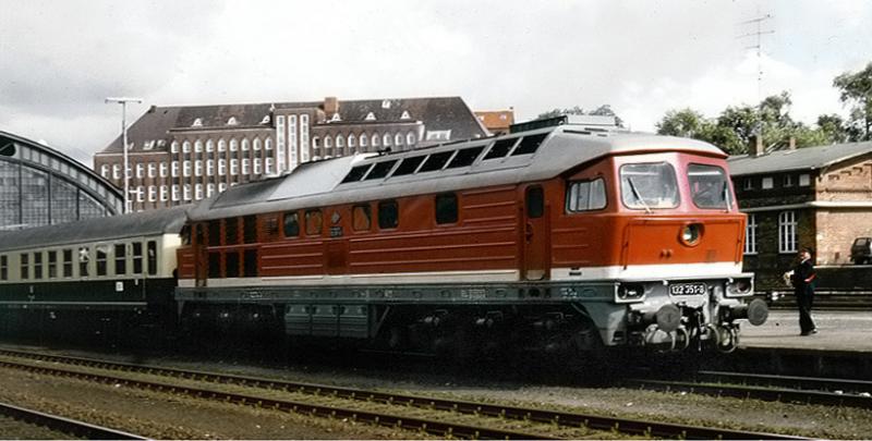Die 132351 DR (232)wartet in Lbeck Hbf vor einem Schnellzug nach Leipzig. Kodak Diascan. Ca.1983