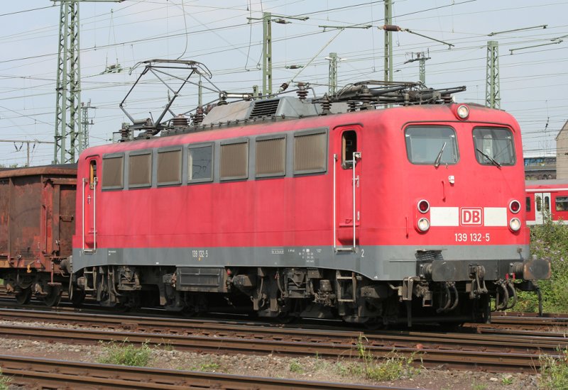 Die 139 132-5 zieht einen Gterzug aus dem Gterbahnhof Neuss am 14.08.2009