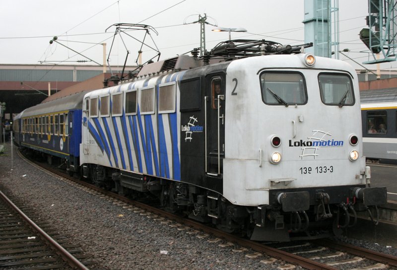 Die 139 133-3 der Lokomotion rockte D�sseldorf HBF mit einem lautstarken Partyzug, dessen Musik die ganze Aufmerksam auf ihn zog, aufgenommen bei der Abfahrt in D�sseldorf HBF am 13.09.2009