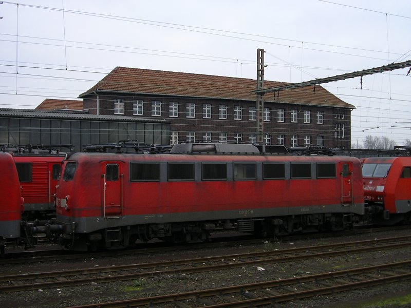 die 139 135-8 abgestellt zwischen einer 140er und 152er in
wanne Eickel Hbf.(28.01.2008)