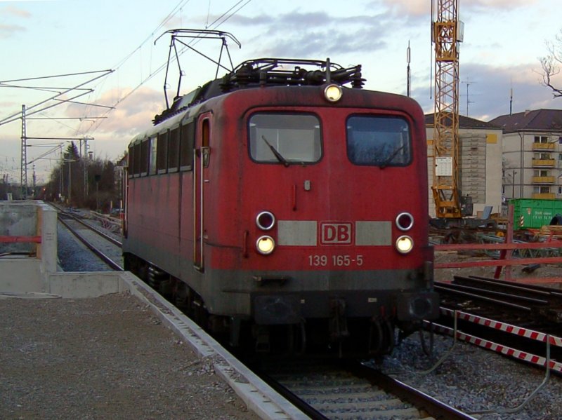Die 139 165 am 06.02.2008 bei der Durchfahrt in M�nchen Moosach. 