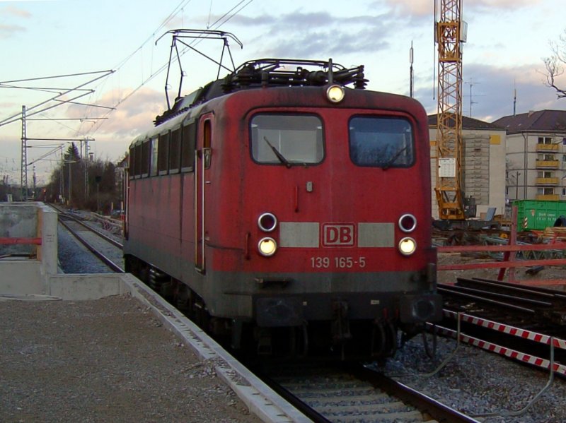 Die 139 165 am 06.02.2008 bei der Durchfahrt in Mnchen Moosach. 