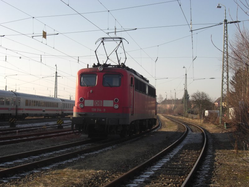 Die 139 314-9 wartet im Bhf Freilassing bereits aufgebgelt auf ihren Einsatz. Das Foto entstand am 30.12.2008.