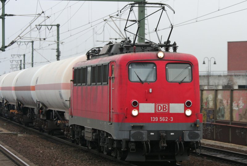 Die 139 562-3 zieht einen Gz durch Kln Ehrenfeld am 23.08.2008