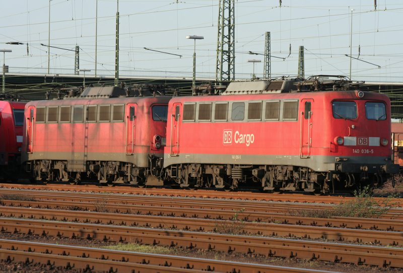 Die 140 036-5 mit Einfachlampen trifft eine andere DT-fhige am 10.04.2009 in Neuss Gbf
