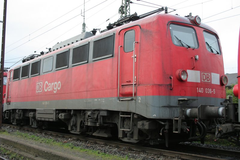 Die 140 036-5 mit Einfachlampen steht am 26.04.2009 in Aachen West