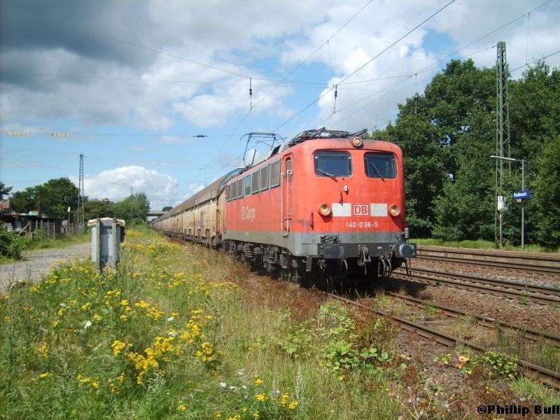 Die 140 036-5 steht am 3.8.07 mit einem Autozug in der Ausweiche  von Radbruch