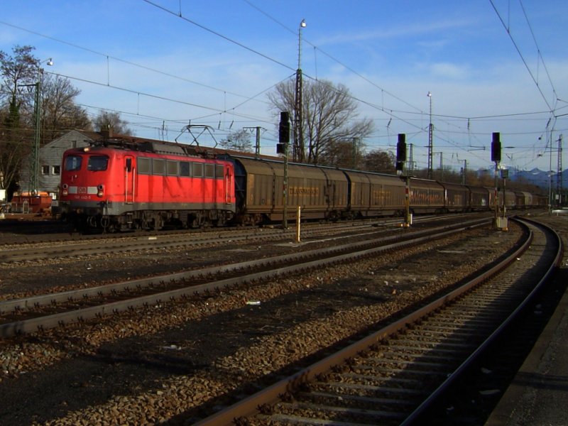 Die 140 442 am 05.02.2008 mit einem Schiebewandwagen Ganzzug bei der Durchfahrt in Rosenheim. 