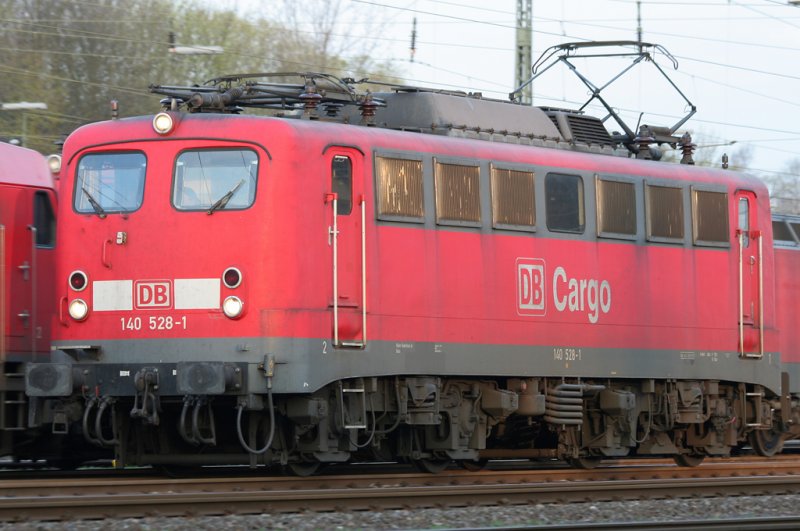 Die 140 528-1 rangiert am 07.04.2009 in Aachen West