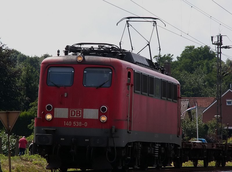 Die 140 538-0 fhrt mit einem Zug leerer Waggons in den Venloer Bahnhof ein. Das Foto stammt vom 25.07.2007