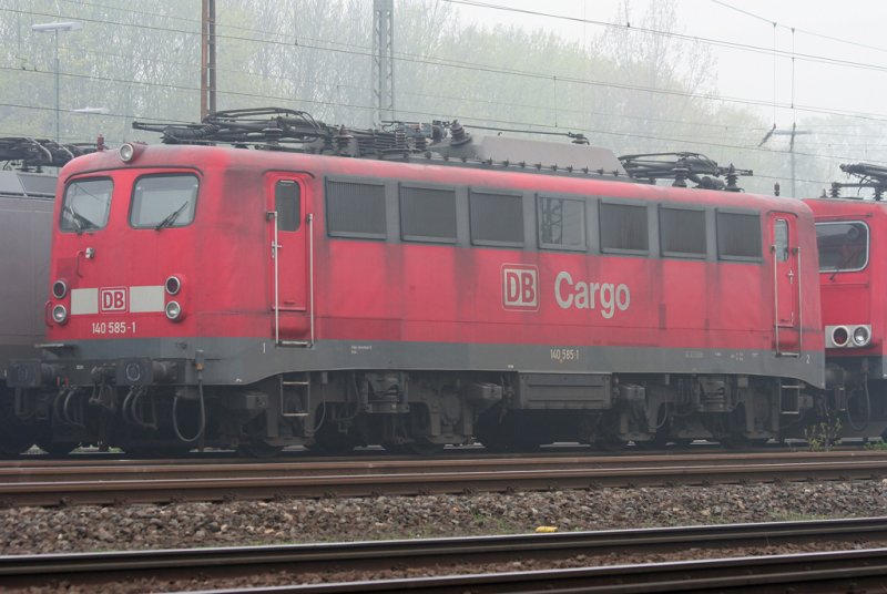 Die 140 585-1 steht am 13.04.2009 in Aachen West