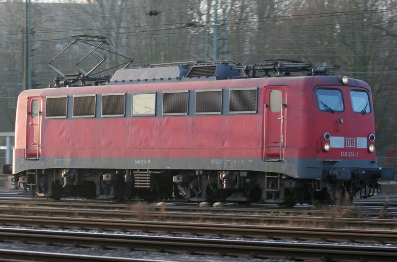 Die 140 614-9 hat an diesem Morgen des 30.01.2009 ihren Zug in Aachen West abgestellt 