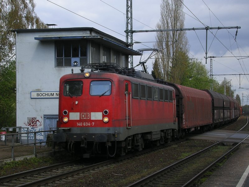 Die 140 634-7 mit GZ passiert B Bochum Nokia und das nichtbesetzte Stellwerk in Richtung Bochum Nord.(16.04.2008)