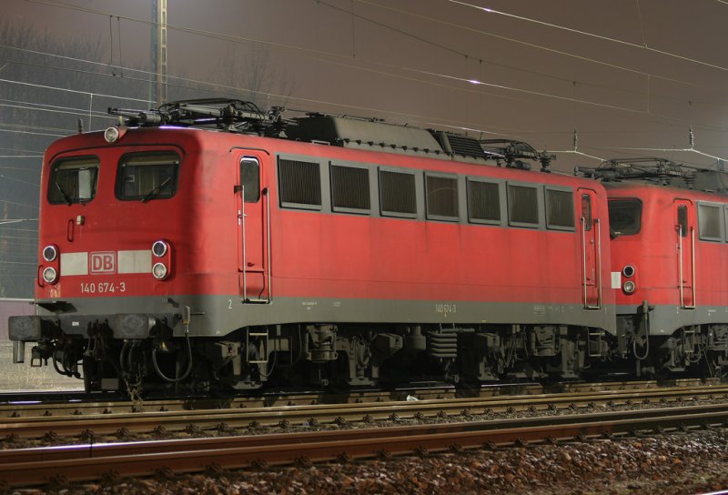 Die 140 674-3 wartet in der Reihe auf ihren nchsten Einsatz in Aachen West am 30.12.2008