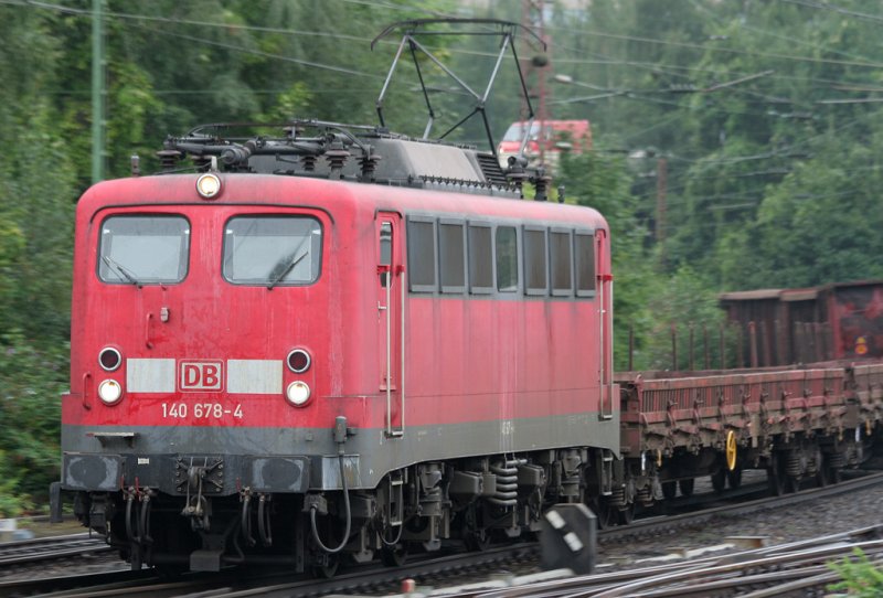 Die 140 678-4 zieht einen gemischten Gterzug durch Dsseldorf Rath am 11.08.2009