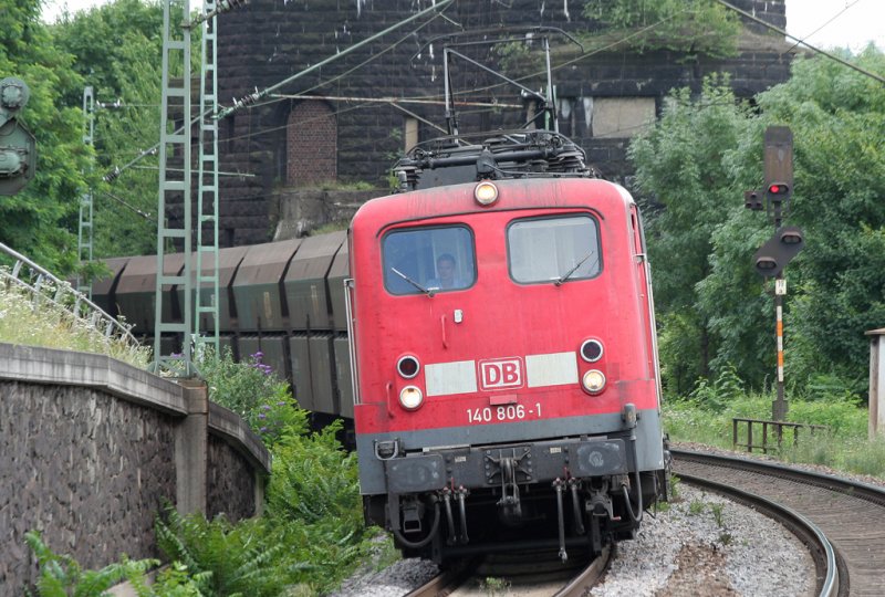 Die 140 806-1 zieht ihren Gterzug in Schrglage durch Erpel am 16.07.2009