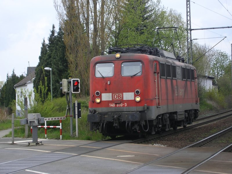 Die 140 810-3 von Wanne Eickel nach Bochum Nord am
B Bochum Nokia.(16.04.2008)