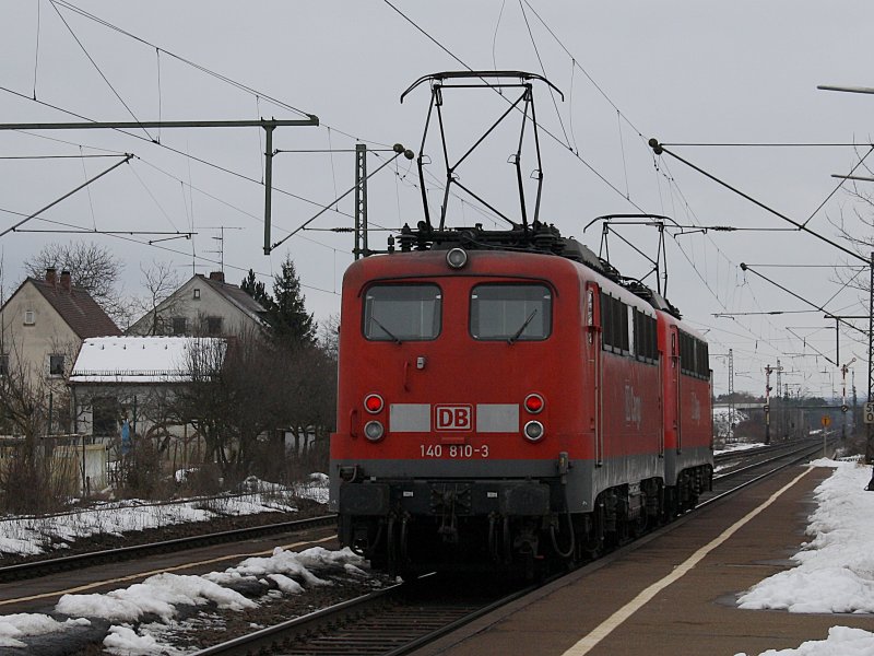 Die 140 810 und eine weitere am 23.02.2009 bei der Durchfahrt in Hirscheid. 