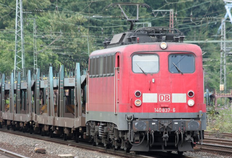 Die 140 837-6 mit einem Autozug durch Kln West am 11.07.2009