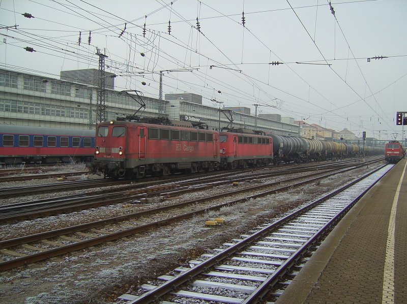 Die 140 838 und die 140 766 am 21.12.2007 mit einem Kesselwagenzug bei der Durchfahrt in Regensburg HBF. 