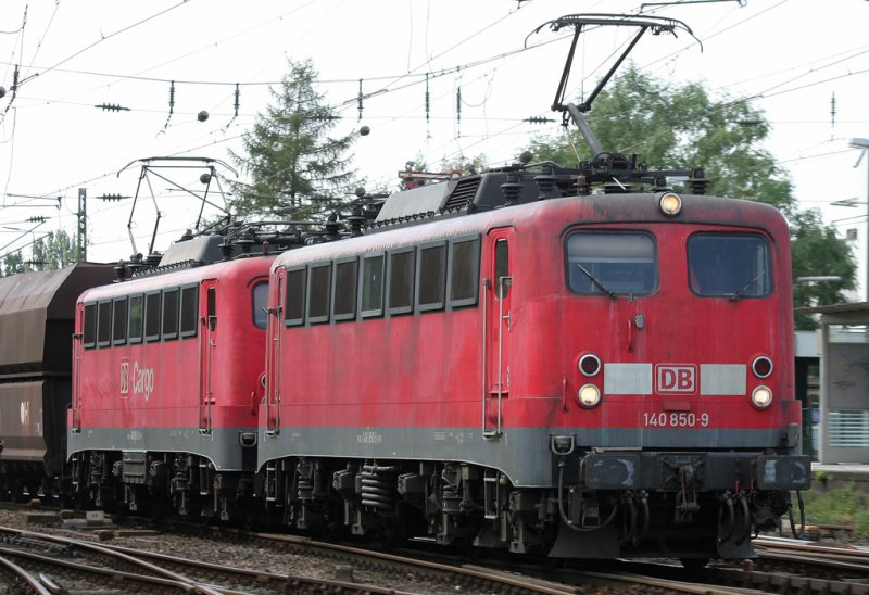 Die 140 850-9 & 140 810 ziehen in Doppeltraktion einen Gterzug durch Dsseldorf Rath am 21.08.2009