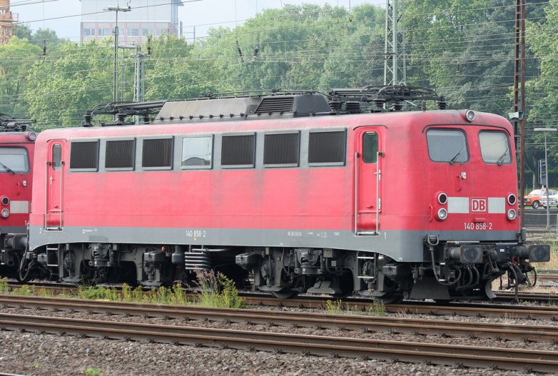 Die 140 858-2 steht am Ende einer Abstellreihe wartend auf neue Aufgaben, aufgenommen in Aachen West am 08.07.2009