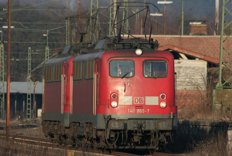 Die 140 865-7 fhrt in DT zu ihrem Gterzug an der alten Drehscheibe in Aachen West vorbei, aufgenommen am 30.01.2009