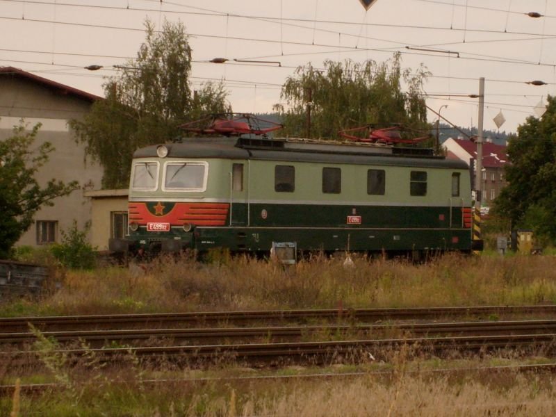 Die 141 012-5 mit historischem Bezeichnen (E 499.112) in Chomutov. (20. 8. 07)