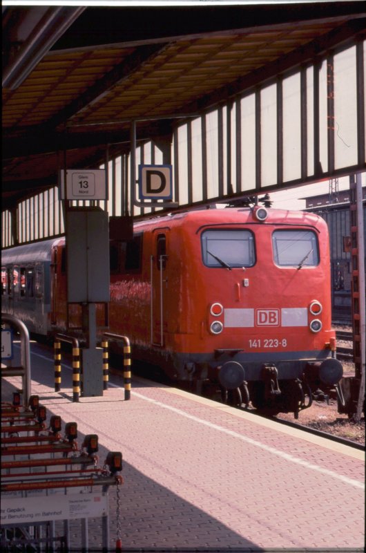 Die 141 223 am 17/06/02 , Trier Hbf. (scan von dia)