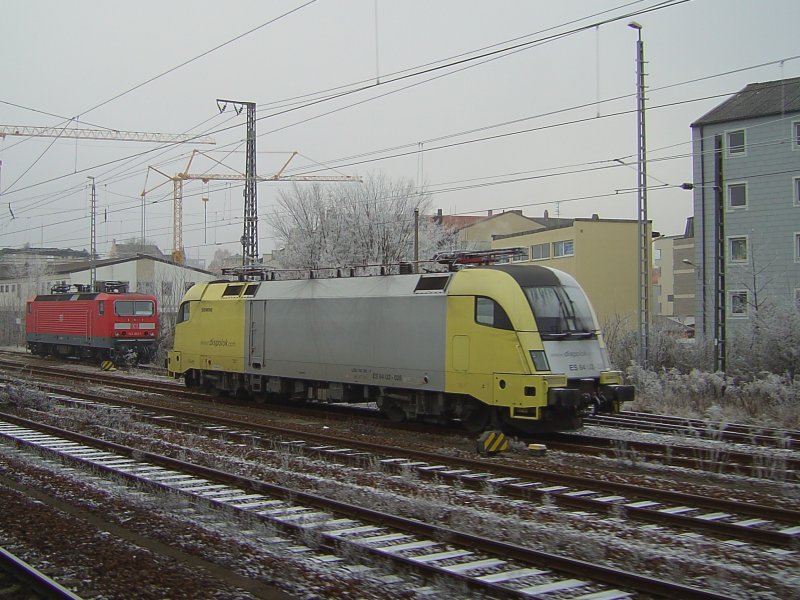 Die 143 007 und die ES 64 U2-025 warten am 21.12.2007 in Regensburg auf neue Einstze. (Fotografiert aus Fahrenden ALEX Zug)  