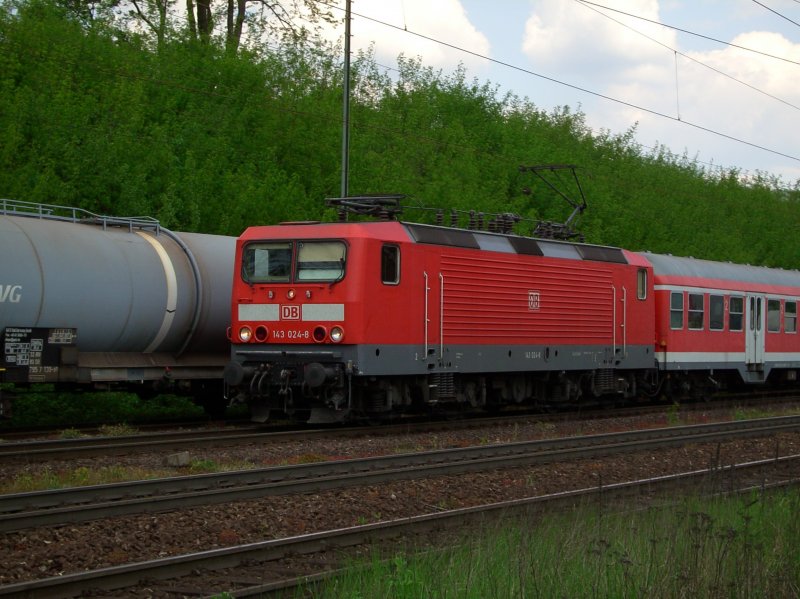 Die 143 024 am 13.05.2008 bei der Einfahrt in den Bahnhof Laufach. 