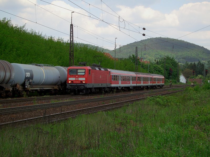 Die 143 024 am 13.05.2008 mit einer RB bei der Einfahrt in Laufach. 