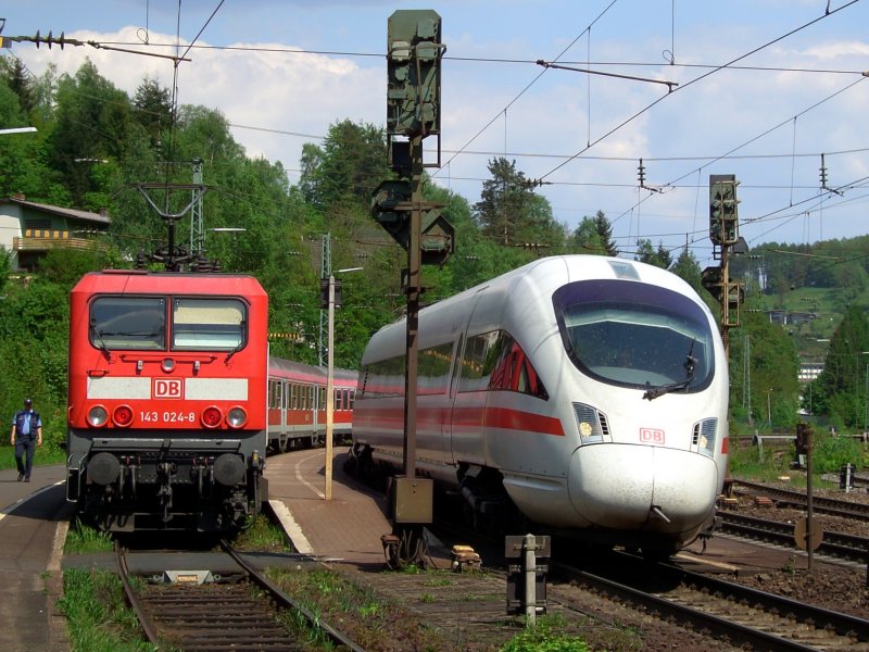 Die 143 024 wartet auf Gleis 1mit ihrer RB auf Ausfahrt whrend Gleis 2 ein ICE-T Durchrauscht am 13.05.2008 in Heigenbrcken 