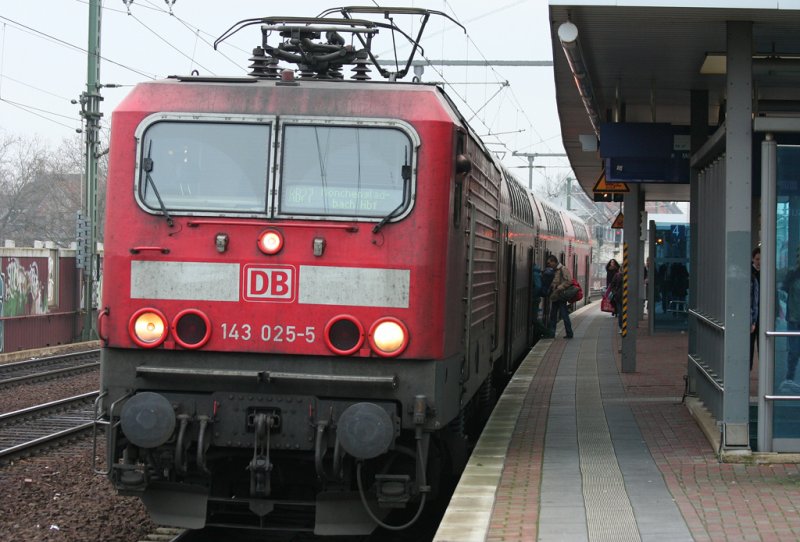 Die 143 025-5 zieht ihre RB27 aus Koblenz in K�ln Ehrenfeld zur Weiterfahrt nach M�nchengladbach Hbf, aufgenommen am 23.12.2008
