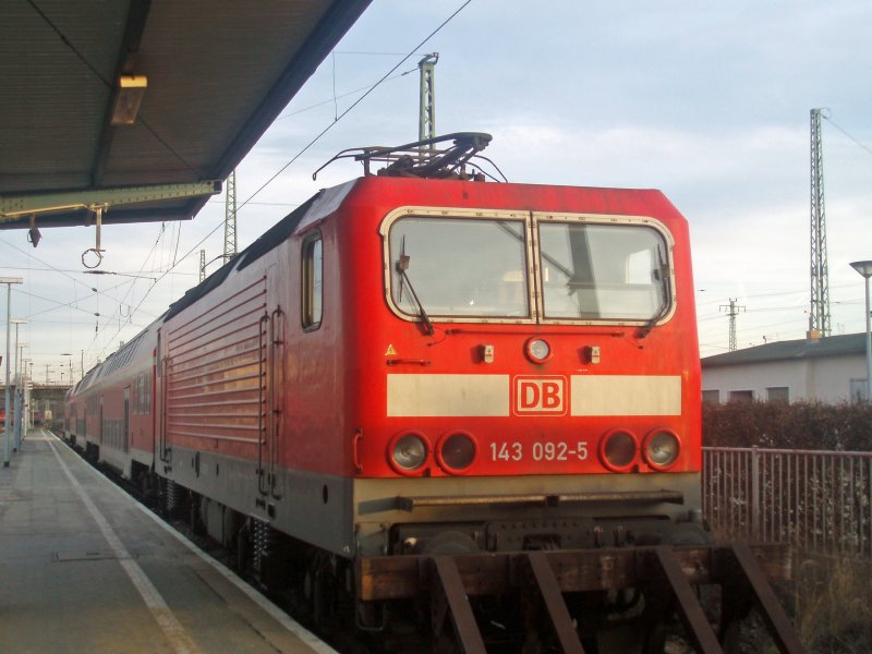 Die 143 092-5 mit einem Zug aus Doppelstockwagen in Cottbus (11.01.08).