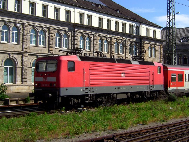 Die 143 100 am 11.05.2008 bei der Ausfahrt mit einer S-Bahn in Nrnberg Hbf. 