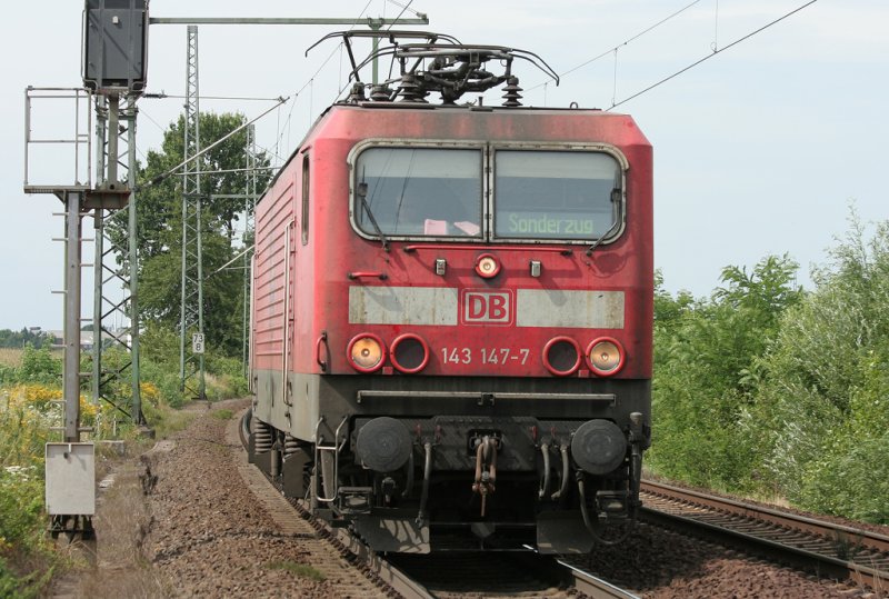Die 143 147-7 kommt als Lz in einem Affenzahn durch Kln Porz Wahn am 29.07.2009